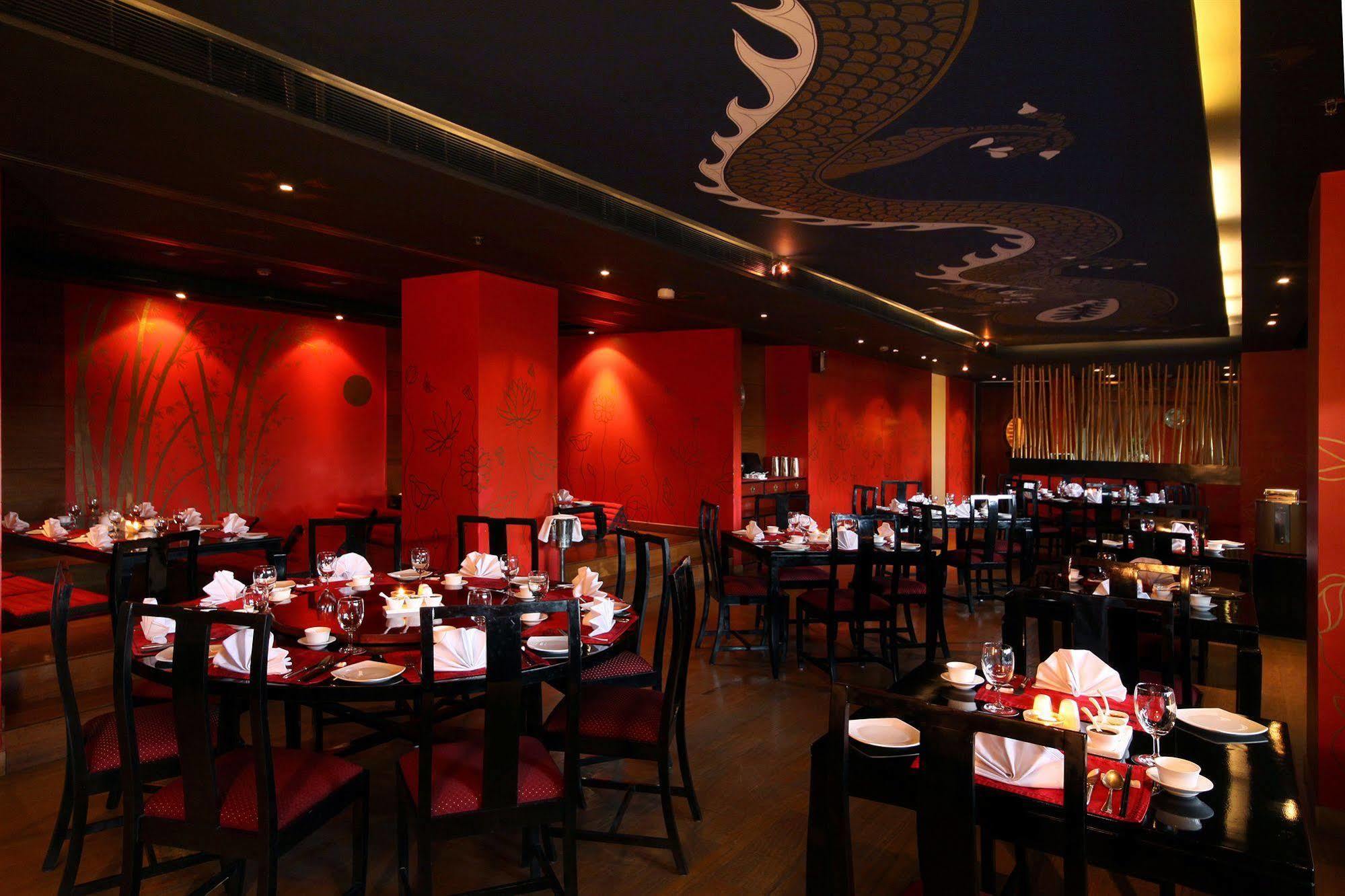 Radisson Jaipur City Center Restaurant foto Interior of a restaurant in Dubai